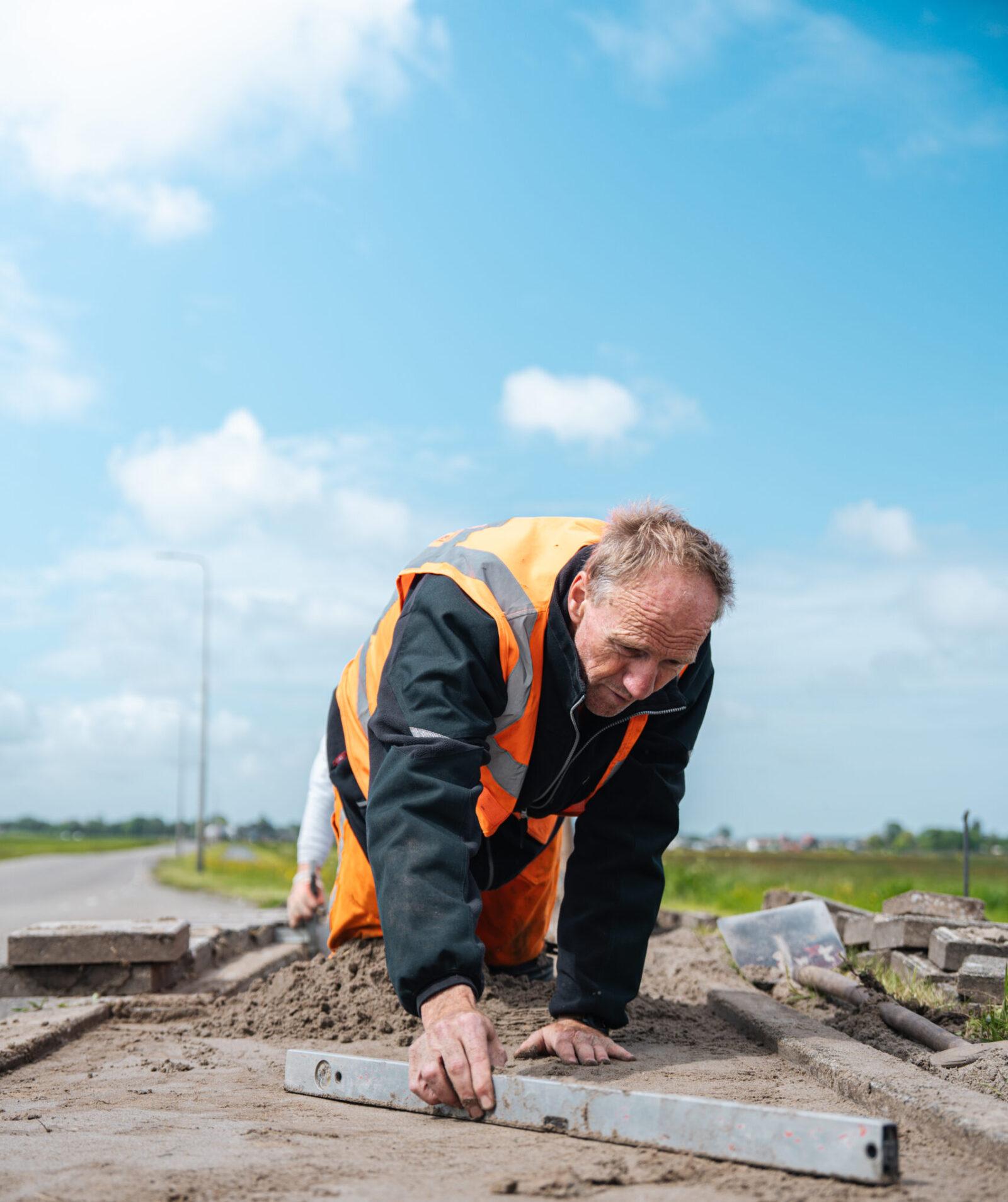 Rob, stratenmaker bij Ouwejan & F. de Bruijn, tijdens werkzaamheden aan de bestrating.