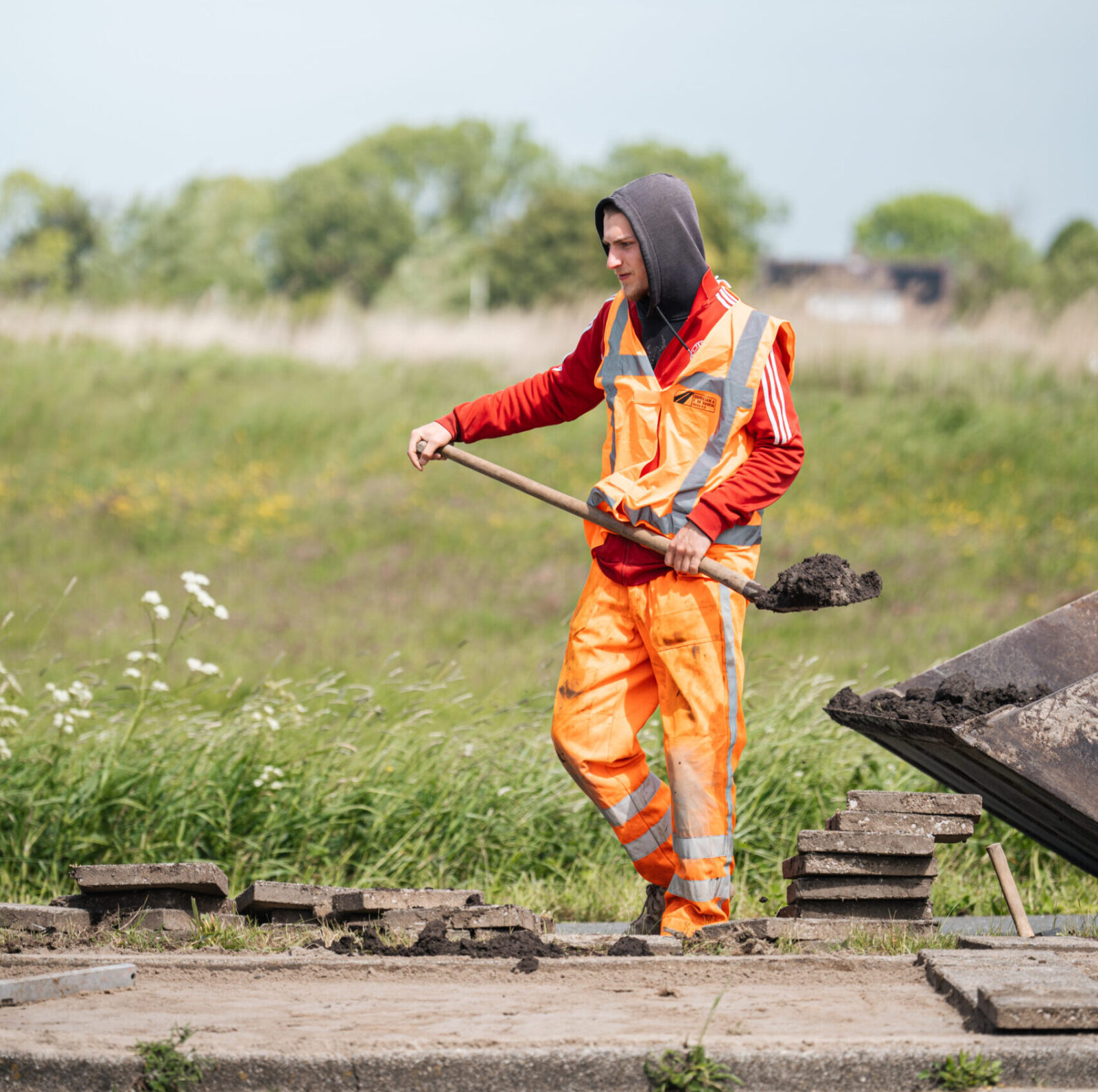 Opperman aan het werk tijdens een bestratingsproject.