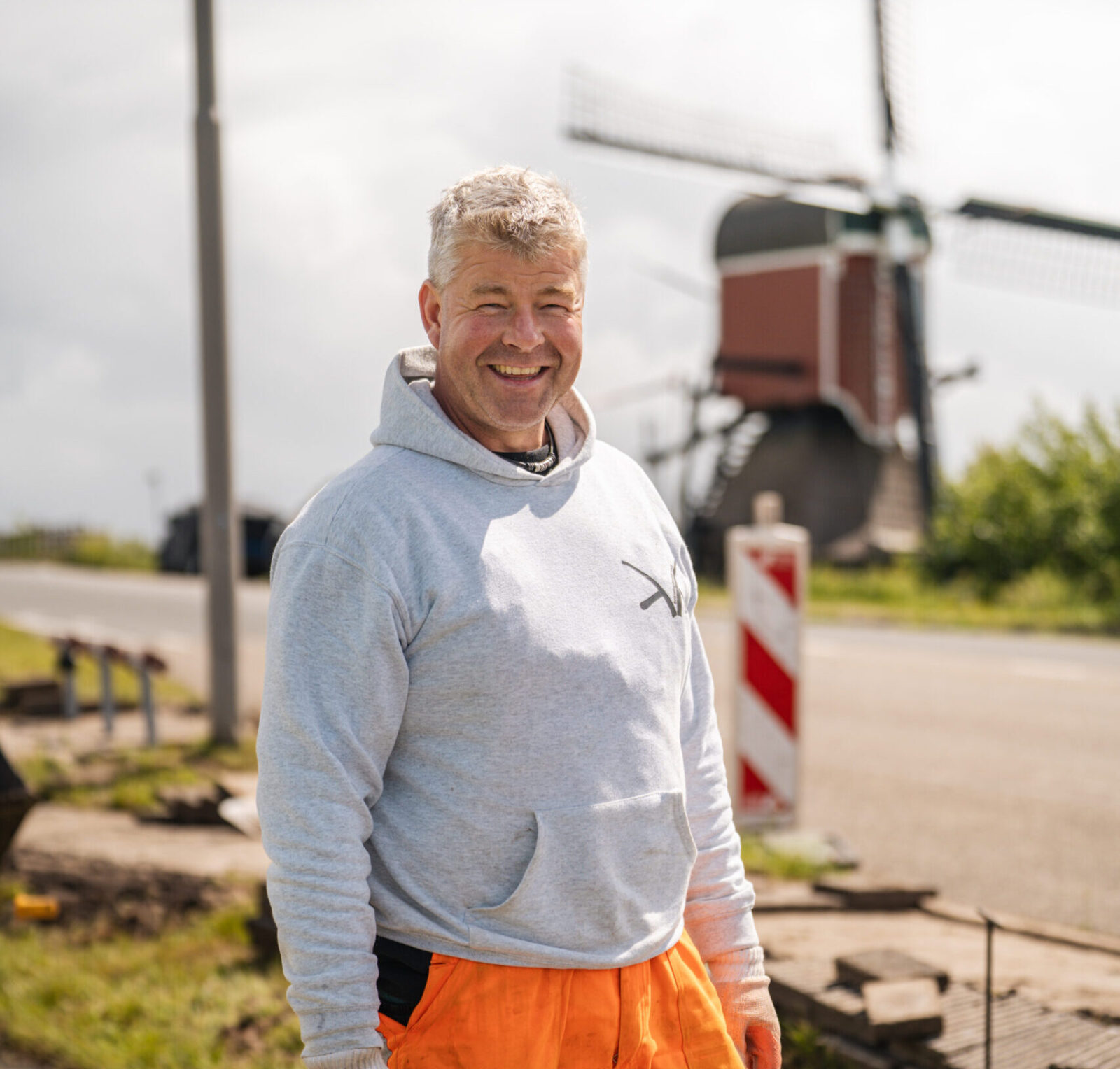 Portret foto van stratenmaker Vincent op de werklocatie