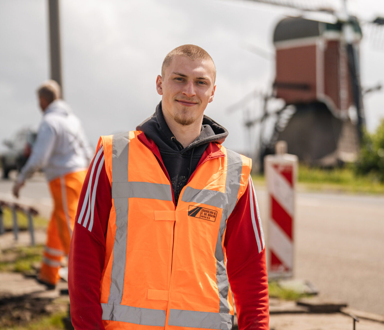 Portret van Opperman Rowan op de werklocatie tussen het straatwerk.