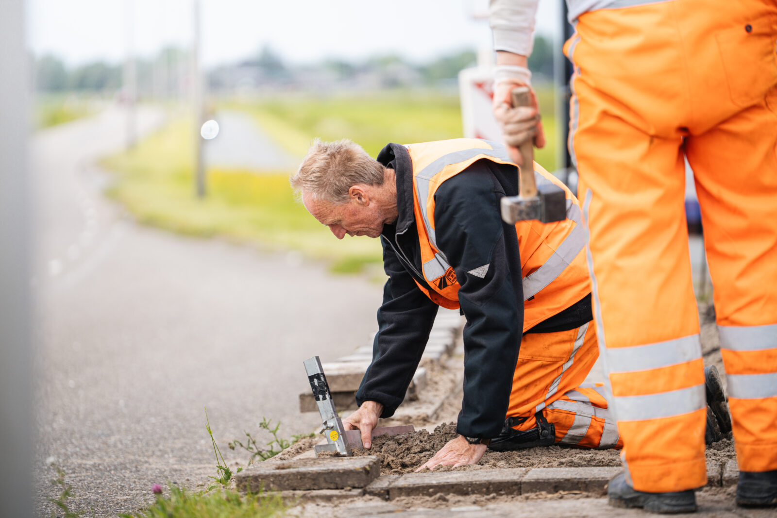 Stratenmaker aan het werk op een projectlocatie
