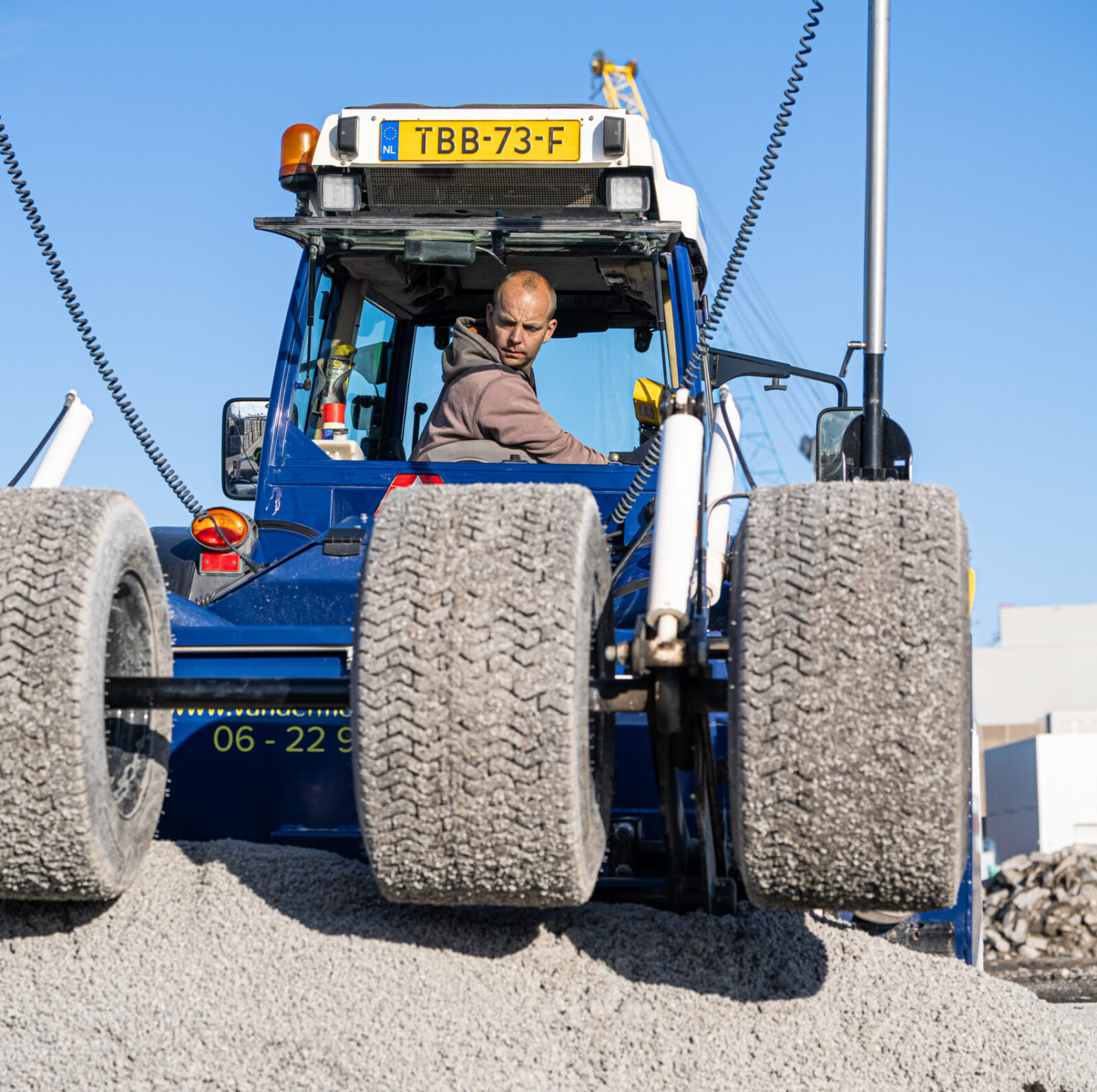 Shovelmachinist bestuurt een shovel op een bouwplaats
