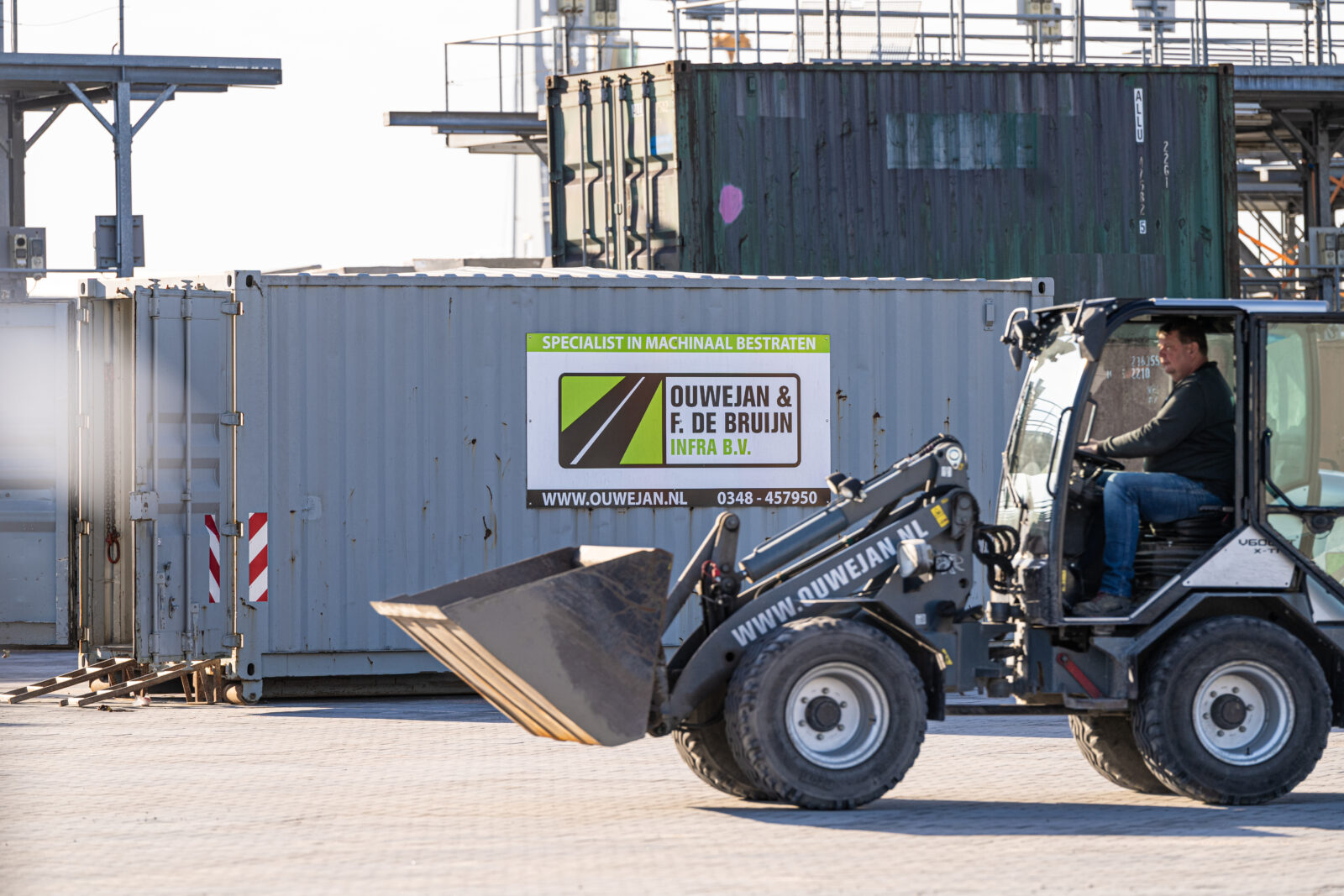 Shovelmachinist bestuurt een shovel tijdens de uitvoering van een infraproject.