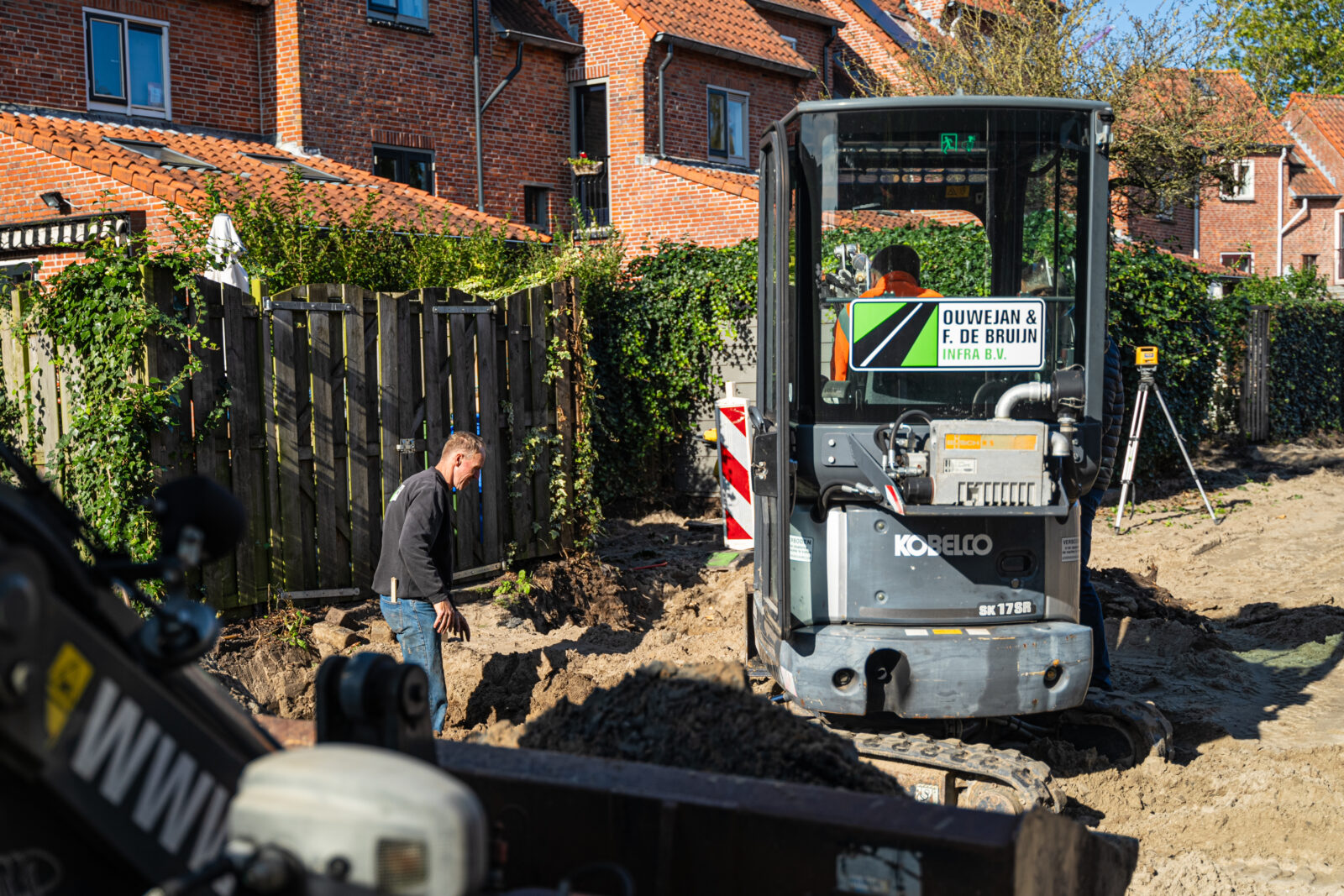 Kraanmachinist ondersteunt grondwerkzaamheden tijdens een GWW-project.